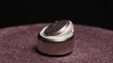 Şişmiş Pil Kırık Metal Kapaklı Makro Döngü Döndürme Çekimi Karanlık Yüzey, Elektronik Tehlike Konsepti