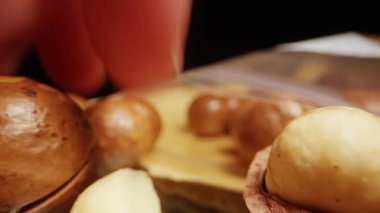 Özel Metal Anahtar Kıran Özel Metal Kabuklu Dolly Kaydırıcı Çekimi Parlak Yüzey, Gıda Hazırlama Süreci, Nut Açma Eylemi, Mutfak Malzemeleri Tutuşu, Sağlıklı Atıştırma Konsepti