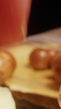 Dikey video. Özel Metal Anahtar Kıran Özel Metal Kabuklu Dolly Kaydırıcı Çekimi Parlak Yüzey, Gıda Hazırlama Süreci, Nut Açma Eylemi, Mutfak Malzemeleri Tutuşu, Sağlıklı Atıştırma Konsepti