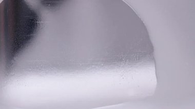 Beyaz Krem 'in Makro Yakın Çekimi Sıvı Yüzeyde Düşmek Kontrast Çizgisi, Yavaş Sürekli Hareket, Görsel Bileşim, Tarafsız Gıda veya Tıp Konsepti