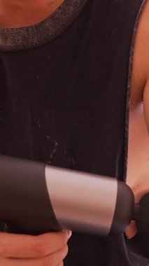 Dikey video. Perküsyon Masaj Aygıtının Kapanışı Genç Kadın Üst Kas Baskısı, El Bilgisayarı ile El Kas Tedavisi, Fiziksel Terapi ve İyileşme Konsepti