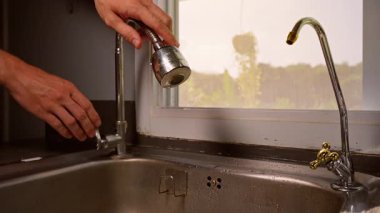 El Tutma Metal Spreyi Düşük Açı 'da Su Akıntısı' nı serbest bırakır Sıcak Günbatımı Işığı, Temiz Su Kullanımı Konsepti ile