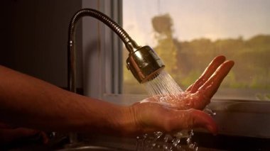 Mutfak Musluğu Havacıdan akan su akıntısı Düşük Açı 'da Altın Arka Aya Vuruyor, Temiz Su Kullanımı Konsepti