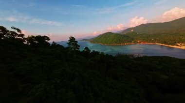 Hızlı İHA İleri Dalış Orman Sırtı üzerinde ve Turkuvaz Suyu ve Açık Gök, Keşif ve Hareket Konsepti altında Kum Sahil ile Geniş Tropikal Körfezi Açıyor