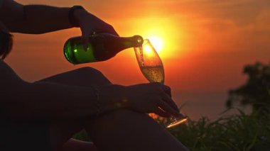Kapalı Sinema Çekimi Çimlerde Oturan Köpüklü Şarabı Cama Döken Güneş Işığının Sıvı, Samimi Akşam Konsepti 'nden Geçişi sırasında