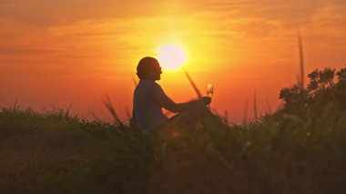 Düşük Açı Çekimi, Şampanya Kadehinden İçen Kadın Siluetinin Çiminden Parlak Altın Gün Batımına Karşı, Yavaş Yaşayan Kavram