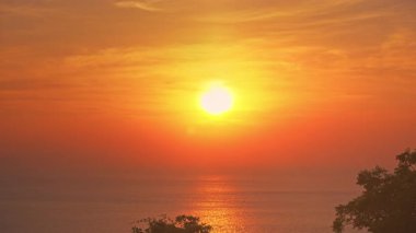 Çimenlerde Yavaşça Oturan, Siluet 'te Köpüklü Şarap İçen Bir Kadın, Parlak Portakal Günbatımı, Gevşeme Konsepti sırasında Yüze Hizalanmış Güneşle