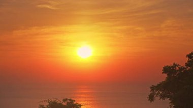 Yakın Profil: Şampanya İçen Kadın Gün Işığını İçen Güneş Işığı Canlı Turuncu Gün Batımında Camdan Geçerken, Boş Zaman Konsepti