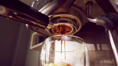 Espresso Makinesinin Yavaş Çekimi Yanlış Dipsiz Portafilter Özütü Kahve Spreyle ve Bardağa Damlatarak Karışık Bira Süreci Oluşturur