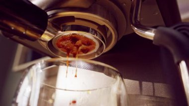 Yavaş Çekim Ekstrem Espresso Kapanışı Dipsiz Portafilter 'dan patlıyor Kaotik kahve akıntıları ve Kaplama Makinesi ve Kupa Patlamasını Gösteriyor