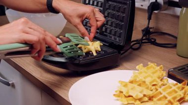 Taze Pişmiş Waffle 'ları Açık Waffle Makina' nın yanına, Ev Kahvaltısına Hazırlık Sahnesi 'ne yerleştiriyorum.