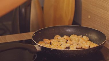 Kadın El Baharatlı Karides Fırında Kızartma Tavası, Deniz ürünleri Pişirme ve Sağlıklı Yemek Hazırlama