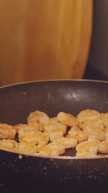 Dikey video. Kadın El Baharatlı Karides Fırında Kızartma Tavası, Deniz ürünleri Pişirme ve Sağlıklı Yemek Hazırlama