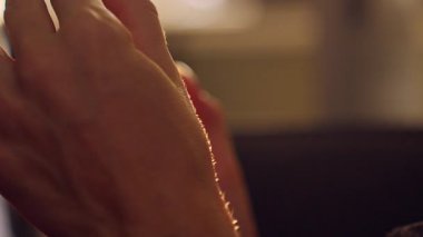 Sıcak Akşam Işığında Turuncu çantalı Kadın El Telefonu, Dijital İletişim ve Kişisel Zaman