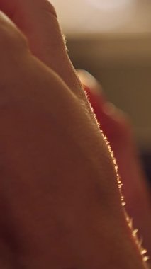 Dikey video. Sıcak Akşam Işığında Turuncu çantalı Kadın El Telefonu, Dijital İletişim ve Kişisel Zaman