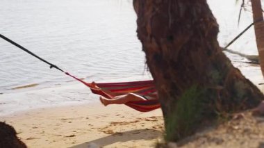 Kum Üstünde Uzun Gölgeli Palmiye Ağaçları Arasındaki Hamakta Dinlenen Kadın, Sinema Günbatımı Tatil Atmosferi