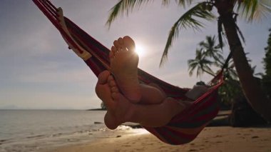 Sandy Çıplak Ayaklar Hamakta Gün Işığı Parmaklar ve Palm Siluetleri Arasında Parlıyor Sıcak Tropikal Akşam Atmosferi Oluşturuyor