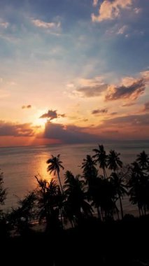 Dikey video. Açık Okyanus 'un Üzerinde Güneş' in Geniş Akımı Küçük Tekne Silüeti ve Suyun Parlak Yansıma Yolu