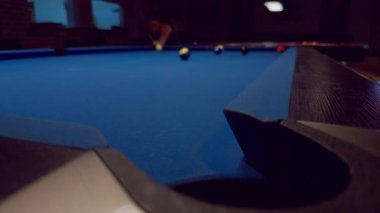 Düşük açılı Mavi Bilardo Masası Köşesi Yumuşak Odaklı Işıklar Dramatik Gece Atmosferi Oluşturan Bilardo Kulübü