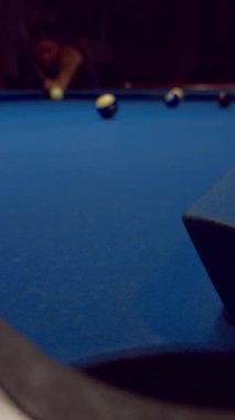 Dikey video. Düşük açılı Mavi Bilardo Masası Köşesi Yumuşak Odaklı Işıklar Dramatik Gece Atmosferi Oluşturan Bilardo Kulübü