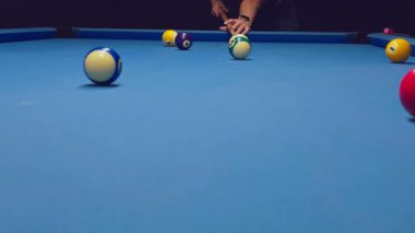 Düşük Açılı Bakış Alanından Çekilen Mavi Bilardo Masasına Topları Gönderen Kadın