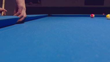 Bir Sonraki Sakin Oyun Anında Hazır Odaklanırken Beyaz Cue Topu Bilardo Masası Cebinden Çıkaran Kadın