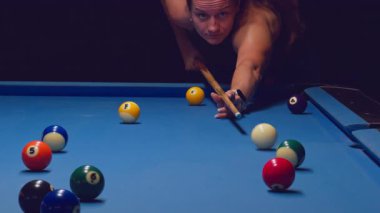 Aktif Oyun Oyunda Bilardo Masası Üzerinden Uzanan Kadın Cue Ball Etrafı Dağılmış Toplarla çevrili