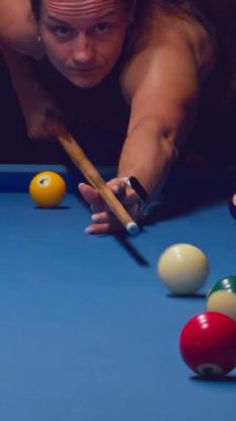 Dikey video. Aktif Oyun Oyunda Bilardo Masası Üzerinden Uzanan Kadın Cue Ball Etrafı Dağılmış Toplarla çevrili