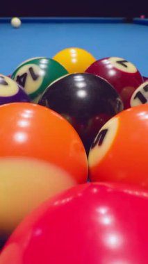 Dikey video. Üçgen askısı kırılmadan önce kaldırılırken, Mavi Masa 'daki Bilardo Toplarının İlk Görünümü