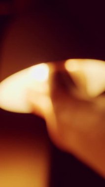 Dikey video. Ampulü tavan lambasına vidalamak, karanlık iç mekanı aydınlatmakta ve aydınlatmakta, güç yenilenmesi ve ev konforu hissi yaratmaktadır.