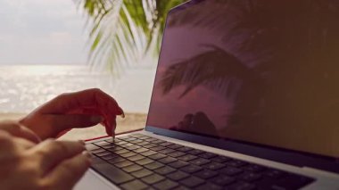 Rastgele Uzaktan Çalışma Sahnesi Oluştururken Dizüstü Bilgisayarda Yazan Ellerin Görünümünü Kapat