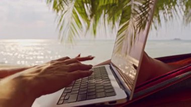 Palm Leaves yansıması ve Parlak Okyanus Işığı Tropikal Uzaktan Çalışma Yaşam Tarzı Oluşturan Elleri Bilgisayardaki Klavyede Yazıyor