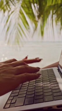 Dikey video. Palm Leaves yansıması ve Parlak Okyanus Işığı Tropikal Uzaktan Çalışma Yaşam Tarzı Oluşturan Elleri Bilgisayardaki Klavyede Yazıyor