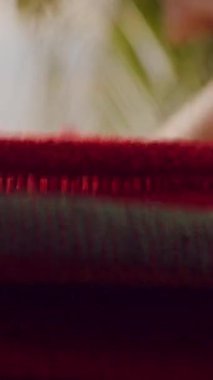 Dikey video. El ele tutuşan ananas konteynırı Parlak Deniz 'e karşı Palmiye yapraklarıyla Parlak Tropikal Atıştırmalık Anı