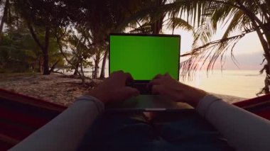 Mobil Çalışma Yaşam Tarzı Gösteren Palmiye Ağaçlarıyla çevrili Tropikal Sahilde Yeşil Ekranlı Dizüstü Bilgisayarda İlk Perspektif Daktilo