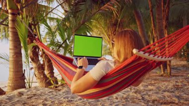 Hamakta Yatan Kadın, Kumsalda Yeşil Ekran, Geniş Açı Görünüm, Dijital Göçebe Çalışmaları ve Seyahat Yaşam Tarzını Gösteriyor
