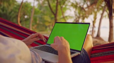 Hamak Yakın Deniz 'de Yeşil Ekran ile Laptopun Kapanışı, Uzaktan Çalışma Kurulumu ve Açık Hava Dijital Çalışma Akımını Gösteren İlk Kişi Görünümü