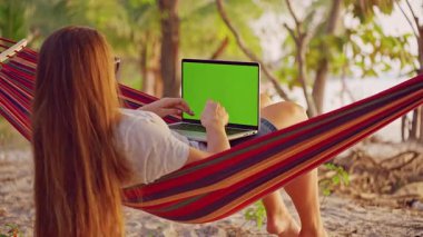 Hamak Kıyısı 'nın yanındaki Hamak' ta Yeşil Ekran Kadın Bacakları Üzerine Dizüstü bilgisayar, İlk Kişi Görünümü Yaşamın Her yerinden Çalışmayı Gösteriyor