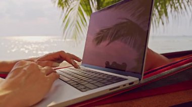 Laptop Klavye ve Ekranın Görünümünü Okyanus Yansıması, Açık Görüntü Uzaktan Çalışma Ortamı Göstererek Kapat