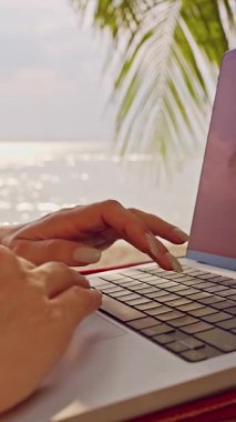 Dikey video. Laptop Klavye ve Ekranın Görünümünü Okyanus Yansıması, Açık Görüntü Uzaktan Çalışma Ortamı Göstererek Kapat