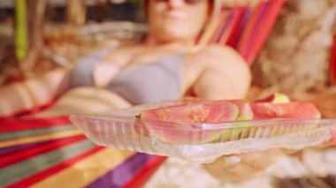 Hamaktan Taze Guava Dilimli Kadın Konteynırı Davet Etme Tropikal Yemek ve Eğlence Atmosferi