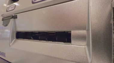 Bankamatik mevduat mevduat ve para değişimi teknolojisini gösteren ATM 'ye insan eli banknotları yığma görüntüsünü kapat