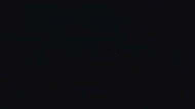 Gece, Karanlık Su 'da kürek çekerken Parlayan Mavi Biyolüminesans Planktonlar Parlak İzler ve Parıltılar Yaratıyorlar İlk Kişi Görünümünde Büyülü Deniz Doğası ve Hareketi