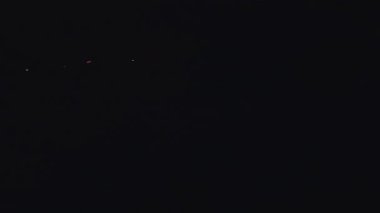 Karanlık Deniz 'de gece sörfü yaparken Parlayan Mavi Biyolüminesans Plankton Parıldıyor Şehir Işıklarının Altında Suyun Üzerinde Yansıması Sakin Macera Modeli Oluyordu