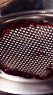 Dikey video. Mükemmel espresso kreması dipsiz portafilterden eşit olarak akıyor, makro ipek dokuya yakın ve zengin renk ideal çıkarma sırasında, yavaş çekim profesyonel kahve sanatı