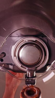 Dikey video. Espresso Makinesinin Yavaş Hareketi Grup Şefi Sıcak Suyu Kahve Çekiminden Önce Temizleme ve Hazırlama Aşamalarını Gösteren Ölçme Kupasına Koyuyor