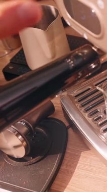 Dikey video. Cam Kupa, Espresso Portafilter 'ın altına serilmişti. Hafif ve Yavaş Harekete Hazırlık. Kahve Çekiminden Önce.