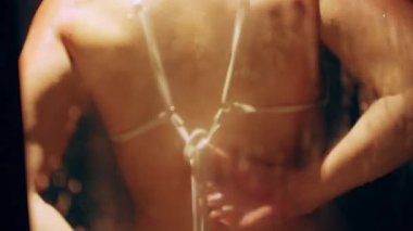 Su Damlacıklarıyla Duşlu Bardağın Arkasındaki Mayo Çözen Kadın Özel Bir An ve Özel Ruh Hali Oluşturuyor