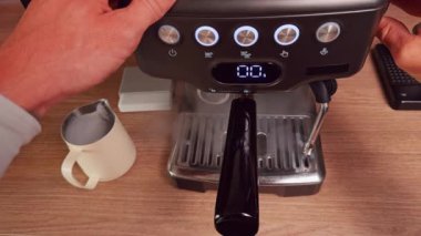 Isıtma döngüsü sırasında Espresso Makinesinden buhar yükselir, Dijital Görüntü Barista sıcaklığı kontrol ederken, ısınırken ve demlenmeye hazırlanırken gösterir