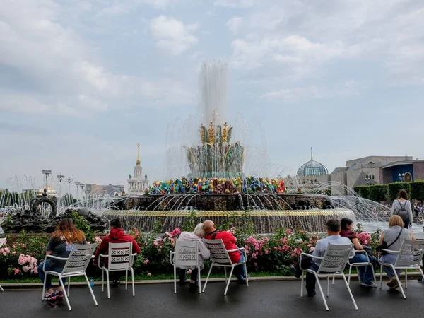 30 agosto 2020 - Mosca, Russia: Le persone che guardano Fountain Stone Flower al centro espositivo All-Russian — Foto Stock